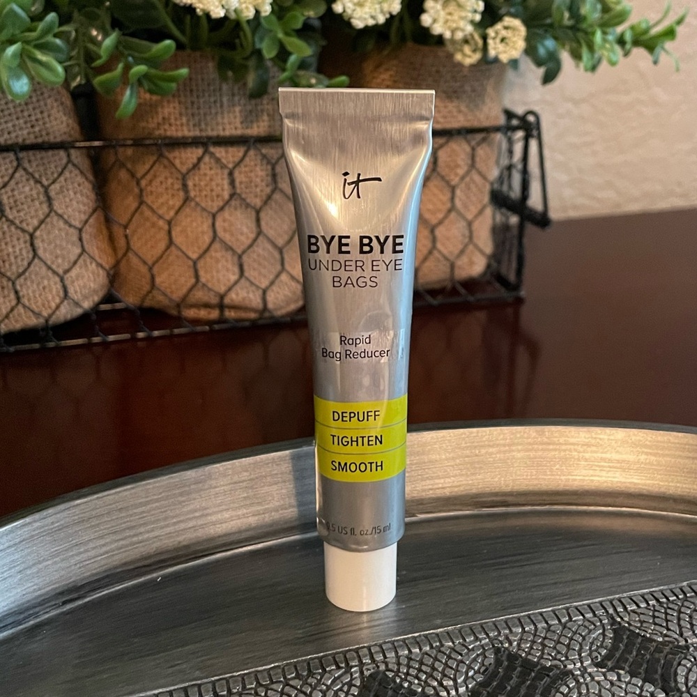 IT Cosmetics Bye Bye